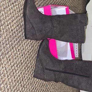 These are dark gray boots size 4 in girls (kids)